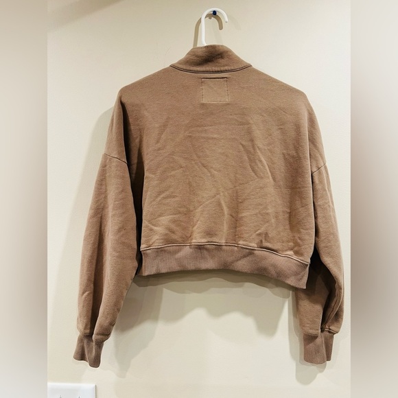 🔥Hollister Crop sweatshirt 🔥 - Picture 2 of 8